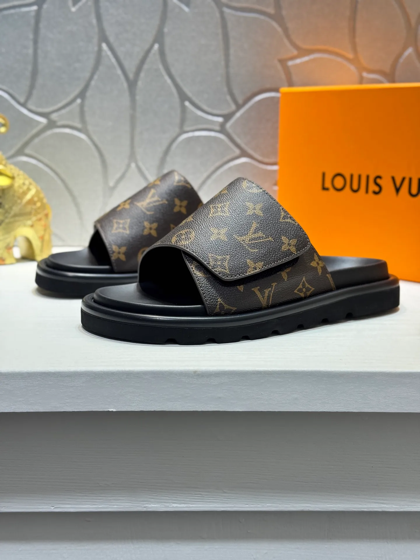 Men's Men's Shoes💰360 [New Style]🦇🦇Top Original [Louis Vuitton] Slippers for Couples👫Spring and Summer Style🎯🎯As an active family in the fashion industry ⭐ Lv takes bold innovation as its true nature ⚡Fabric and floral with hardware🔥Clean and neat ⚡Fashionable and elegant🌹Multiple colors available Size: 36-44 (45. Customized